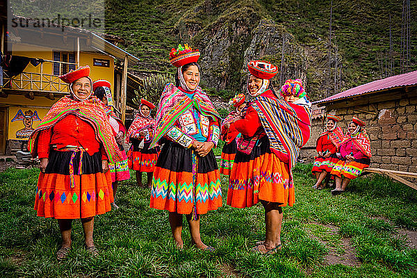 Quechua-Frauen der Gemeinde Huiloc  Heiliges Tal  Peru  Südamerika