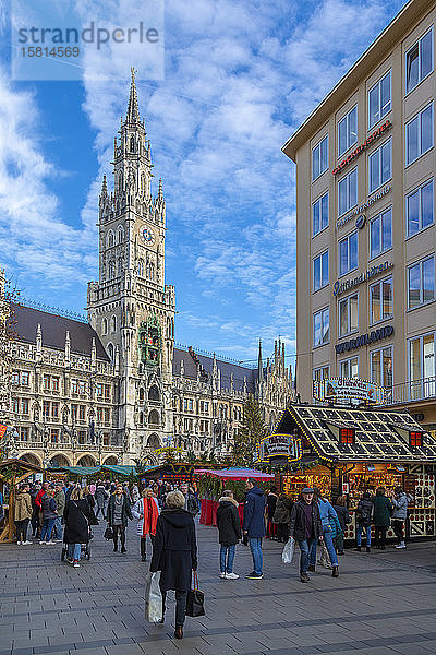 Blick auf den Uhrenturm des Neuen Rathauses und den Weihnachtsmarkt am Marienplatz  München  Bayern  Deutschland  Europa