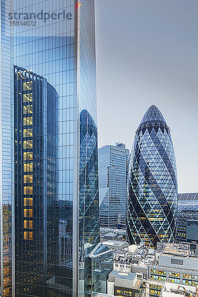 Die Skyline des Londoner Finanzviertels mit dem Scalpel-Gebäude (52-54 Lime Street) und der Gurke (30 St. Mary Axe)  London  England  Vereinigtes Königreich  Europa