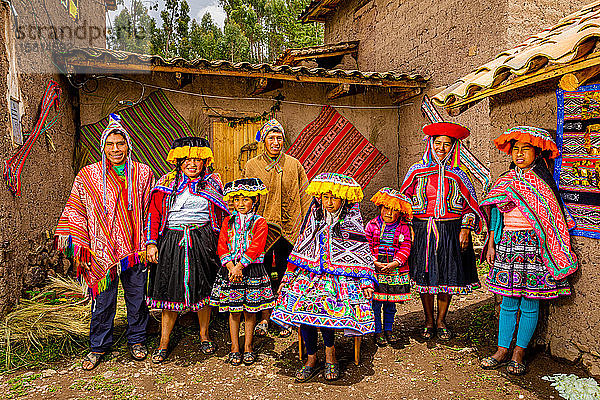 Quechua-Familie des Präsidenten der Gemeinde Amaru  Heiliges Tal  Peru  Südamerika