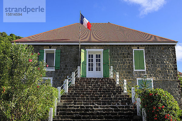 Altes schwedisches Gefängnis  französische Flagge  blühende Sträucher  Gustavia  St. Barthelemy (St. Barts) (St. Barth)  Westindische Inseln  Karibik  Mittelamerika