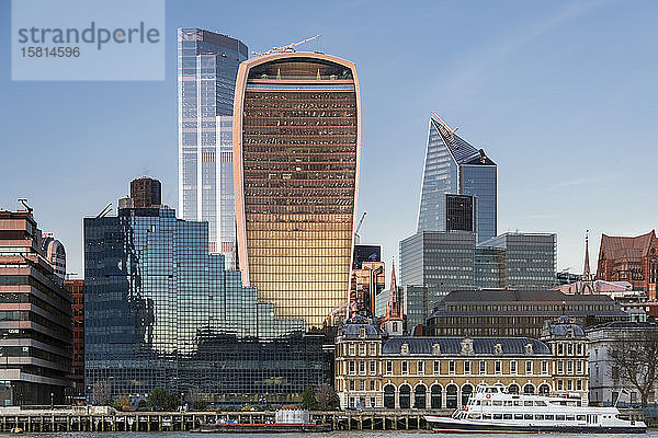 Skyline der Londoner City im Winter 2019 mit dem neu fertiggestellten Twenty Two Building (22 Bishopsgate) und dem Walkie Talkie Building  London  England  Vereinigtes Königreich  Europa