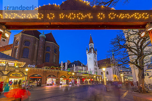 Ansicht des Alten Rathauses und des Eingangs zum Viktualienmarkt in der Abenddämmerung  München  Bayern  Deutschland  Europa