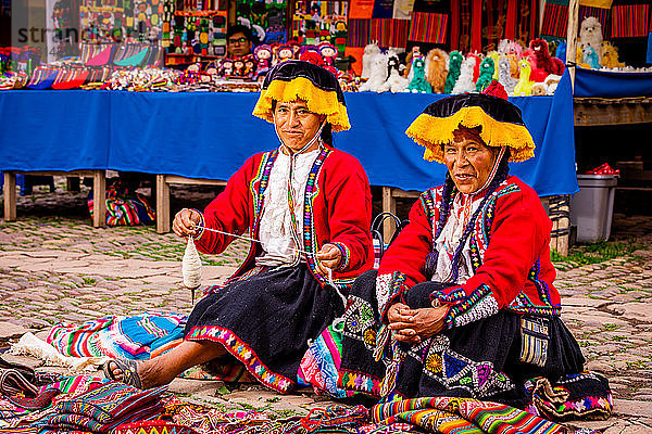 Quechua-Frau auf dem Markt von Pisac  Heiliges Tal  Peru  Südamerika
