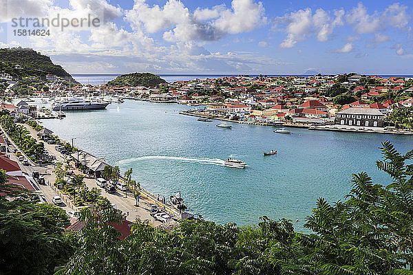 Blick von oben auf den hübschen Hafen und die Stadt Gustavia und auf das Meer  Gustavia  St. Barthelemy (St. Barts) (St. Barth)  Westindien  Karibik  Mittelamerika