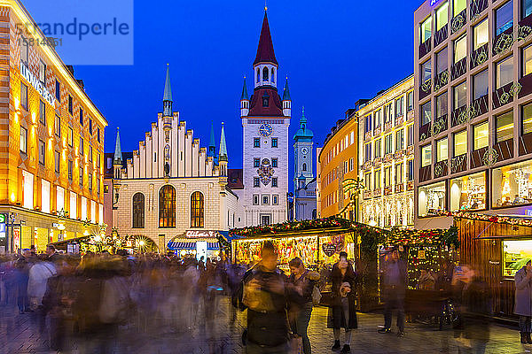 Blick auf den Weihnachtsmarkt am Marienplatz und das Alte Rathaus in der Abenddämmerung  München  Bayern  Deutschland  Europa