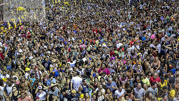 Eine Karnevalsmenge  die einem elektrischen Dreier-Wagen folgt  Campo Grande  Salvador  Bahia  Brasilien  Südamerika