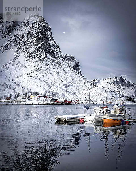 Hafen von Reine im Winter  Lofoten  Nordland  Norwegen  Skandinavien  Europa