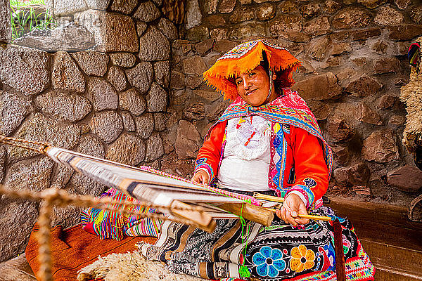 Quechua-Frau aus den Gemeinschaften Accha Huata  Bombom und Paucartambo  Heiliges Tal  Peru  Südamerika
