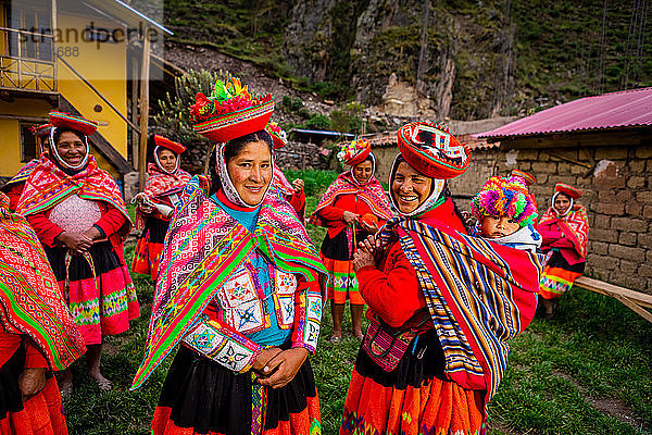 Quechua-Frauen der Gemeinde Huiloc  Heiliges Tal  Peru  Südamerika