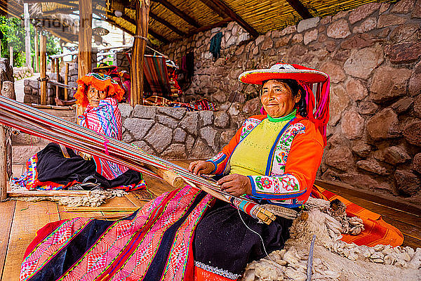 Porträt einer Q'eros-Quechua-Frau mit Webstuhl  Heiliges Tal  Peru  Südamerika