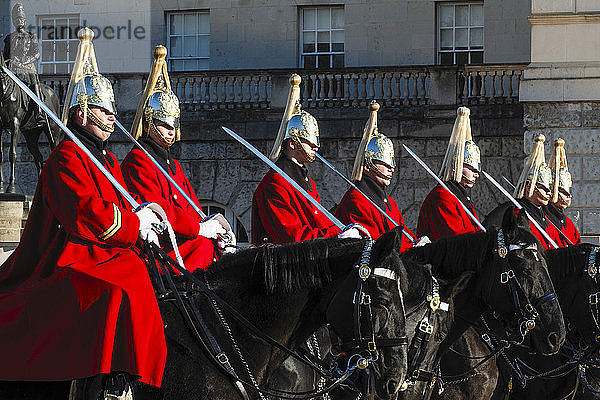 Soldaten der Queen's Lifeguard bei der Wachablösung auf der Horse Guard's Parade  London  England  Vereinigtes Königreich  Europa