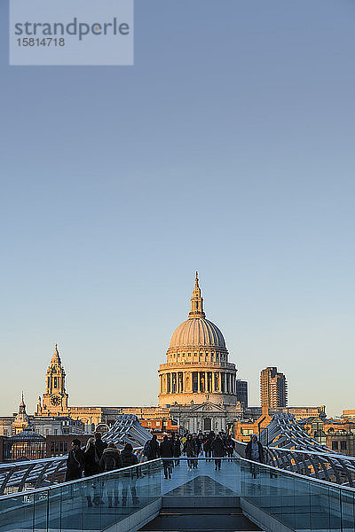 St. Paul's Cathedral und die Londoner Millennium-Fußgängerbrücke  London  England  Vereinigtes Königreich  Europa