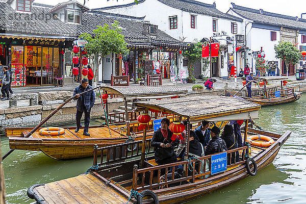 Blick auf Boote auf der Wasserstraße in der Wasserstadt Zhujiajiaozhen  Bezirk Qingpu  Shanghai  China  Asien