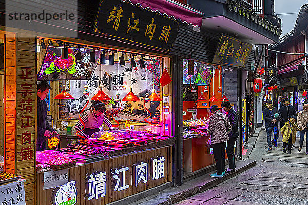 Blick auf eine belebte Einkaufsstraße in der Wasserstadt Zhujiajiaozhen  Bezirk Qingpu  Shanghai  China  Asien