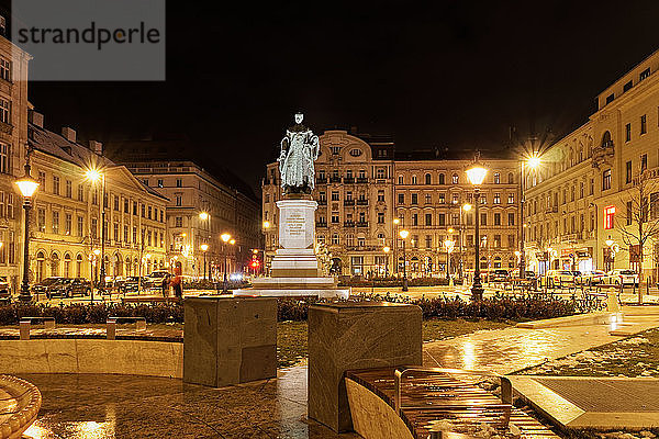 Jozsef Nador Ter Palatine Square bei Nacht mit Gebäuden und Joseph Erzherzog von Österreich und Ungarn Statue  Budapest  Ungarn  Europa