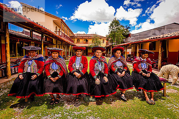 Quechua-Frauen der Chincheros-Gemeinschaft  Heiliges Tal  Peru  Südamerika