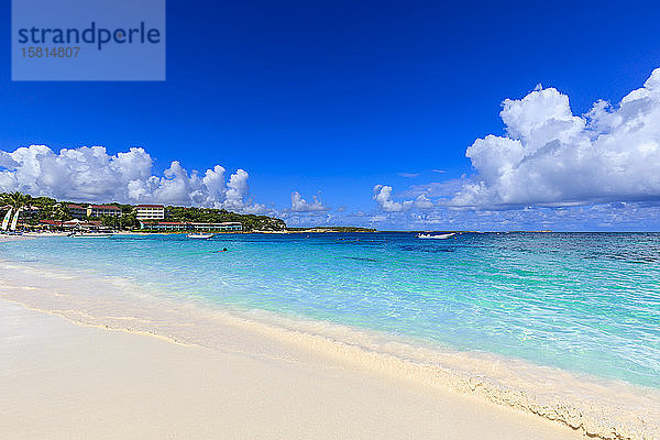 Long Bay Beach  wunderschöner weicher weißer Sand  türkisfarbenes Meer  Antigua  Antigua und Barbuda  Inseln unter dem Winde  Westindien  Karibik  Mittelamerika
