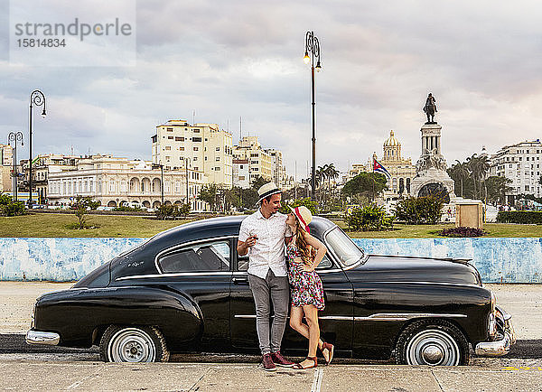 Kubanisches Paar mit altem Chevrolet-Auto  La Habana Vieja  Havanna  Provinz La Habana  Kuba  Westindien  Karibik  Mittelamerika