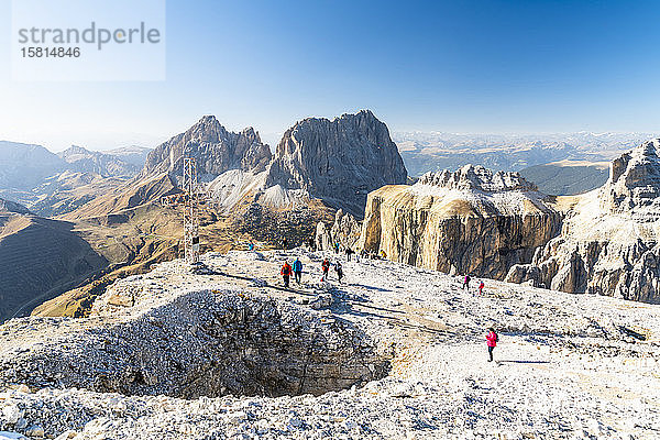 Wanderer bewundern Sellajoch  Langkofel und Langkofel vom Gipfel des Sass Pordoi  Dolomiten  Trentino  Italien  Europa