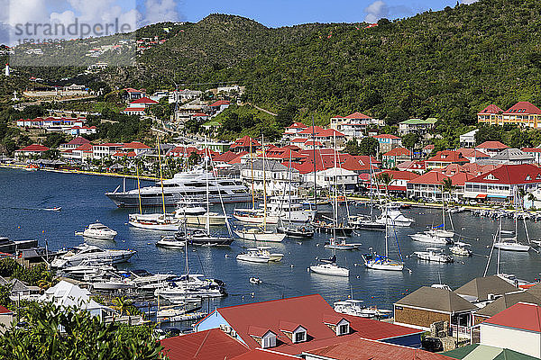 Blick von oben  Hafen  rote Dächer und bewaldete Hügel  Gustavia  St. Barthelemy (St. Barts) (St. Barth)  Westindien  Karibik  Mittelamerika
