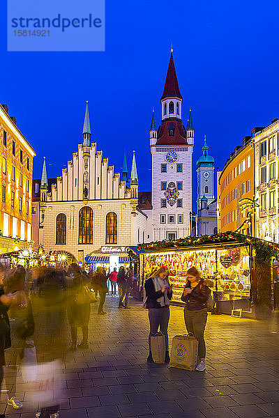 Blick auf den Weihnachtsmarkt am Marienplatz und das Alte Rathaus in der Abenddämmerung  München  Bayern  Deutschland  Europa