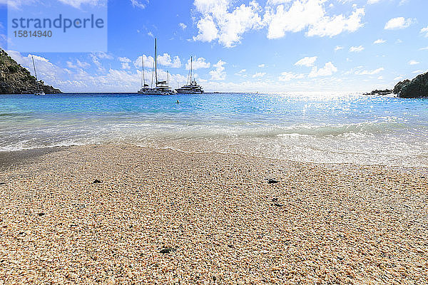 Shell Beach  Yachten vor Anker in türkisfarbener Bucht  Gustavia  St. Barthelemy (St. Barts) (St. Barth)  Westindische Inseln  Karibik  Mittelamerika