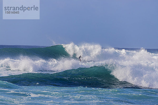 Surfer an der Nordküste  Insel Oahu  Hawaii  Vereinigte Staaten von Amerika  Nord-Amerika