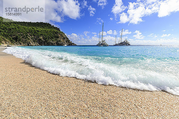 Shell Beach  Yachten vor Anker in türkisfarbener Bucht  Gustavia  St. Barthelemy (St. Barts) (St. Barth)  Westindische Inseln  Karibik  Mittelamerika