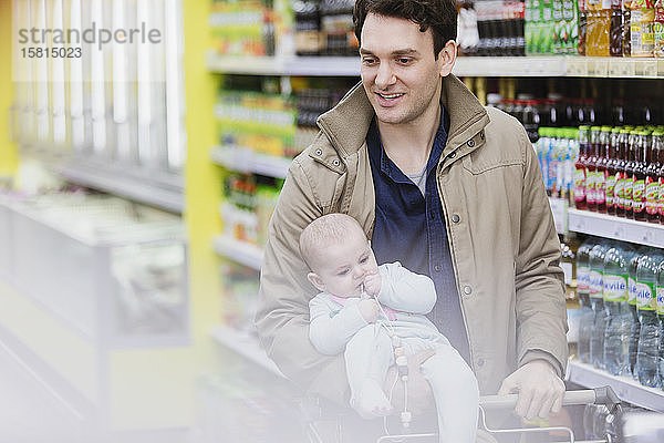 Vater und kleine Tochter beim Einkaufen im Supermarkt