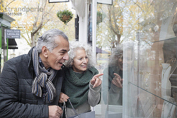 Älteres Paar beim Schaufensterbummel in einem Geschäft