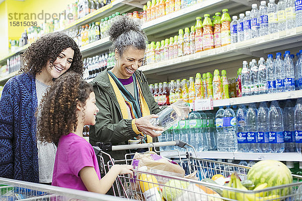 Mehrgenerationen-Frauen beim Einkaufen im Supermarkt