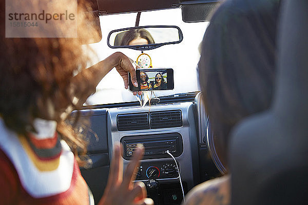 Junge Frauen Freunde mit Kamera-Handy nehmen Selfie  genießen Road Trip in Jeep