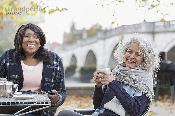 Porträt lächelnd  glücklich aktiv ältere Frauen Freunde trinken Kaffee im Herbst Park Cafe