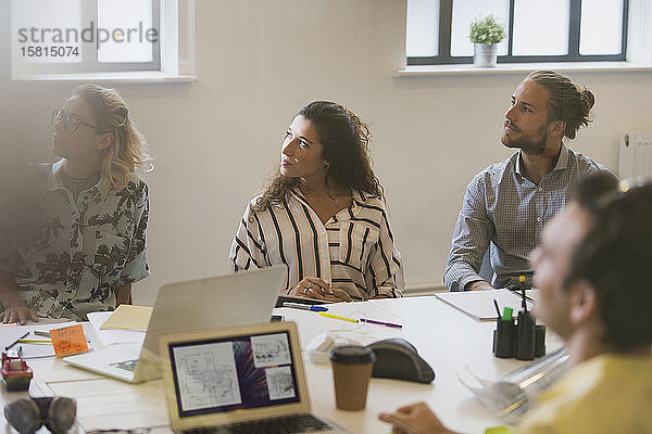 Aufmerksame Designer  die bei einer Besprechung im Konferenzraum zuhören