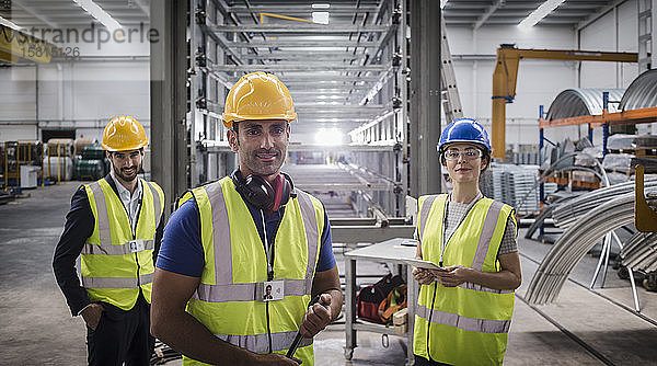 Porträt selbstbewusster Vorgesetzter und Arbeiter in einer Stahlfabrik