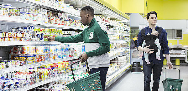 Männer beim Einkaufen im Supermarkt