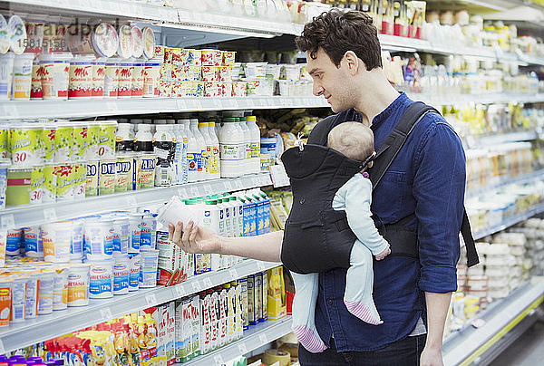 Vater mit kleiner Tochter beim Einkaufen im Supermarkt