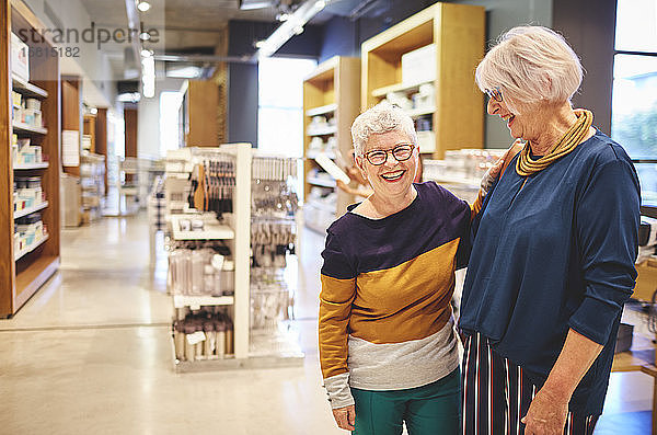 Porträt glückliche lachende ältere Frauen Freunde in Hauswarengeschäft