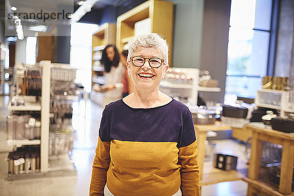 Porträt einer glücklichen älteren Frau beim Einkaufen in einem Haushaltswarengeschäft