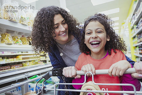Portrait glückliche Mutter und Tochter beim Einkaufen im Supermarkt