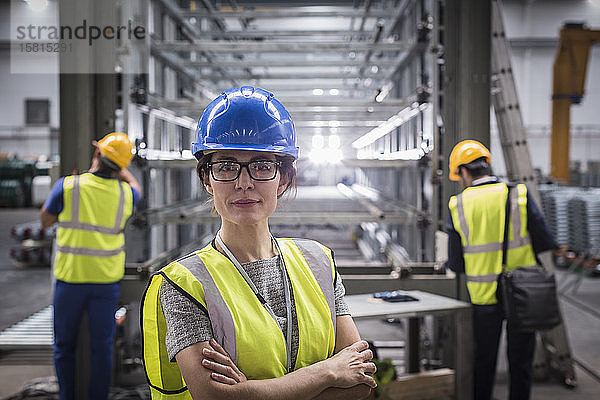 Porträt einer selbstbewussten weiblichen Aufsichtsperson in einem Stahlwerk