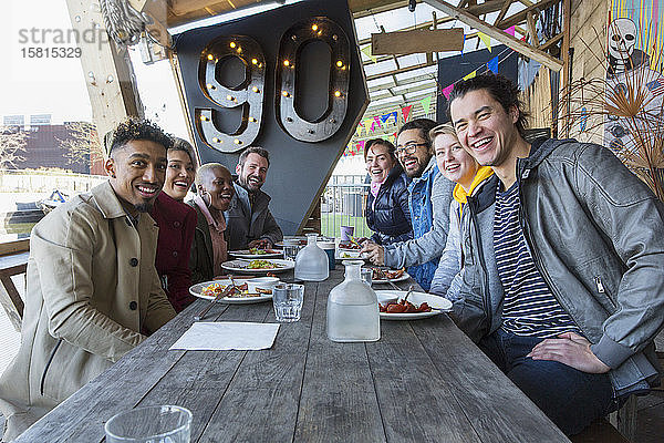 Porträt lächelnd Freunde essen im Restaurant im Freien Patio