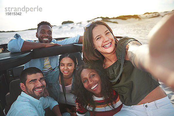 Porträt lächelnd junge Freunde nehmen Selfie am Strand