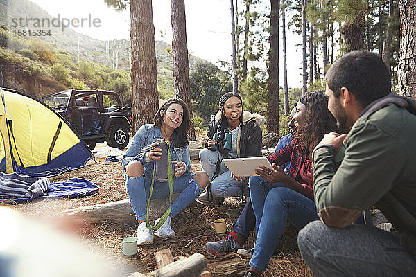 Junge Freunde mit digitalem Tablet auf dem Campingplatz