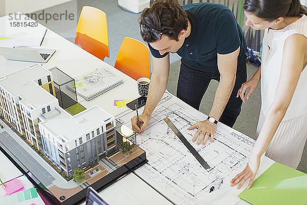Architekten bei der Erstellung eines Bauplans im Büro