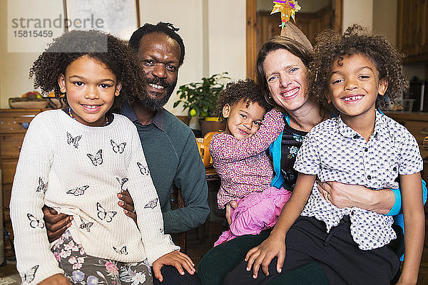 Porträt einer glücklichen multiethnischen Familie