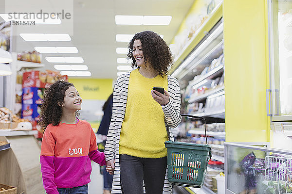 Mutter und Tochter beim Einkaufen im Supermarkt