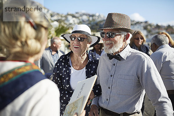 Aktives älteres Touristenpaar im Gespräch mit dem Reiseleiter