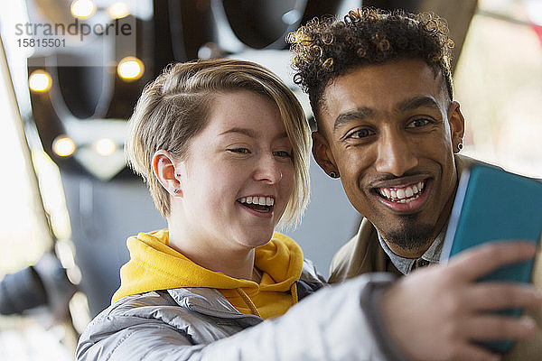 Lächelndes junges Paar nimmt Selfie mit Kamera-Handy